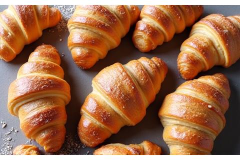Assortiment de mini-croissants et pains au chocolat dorés